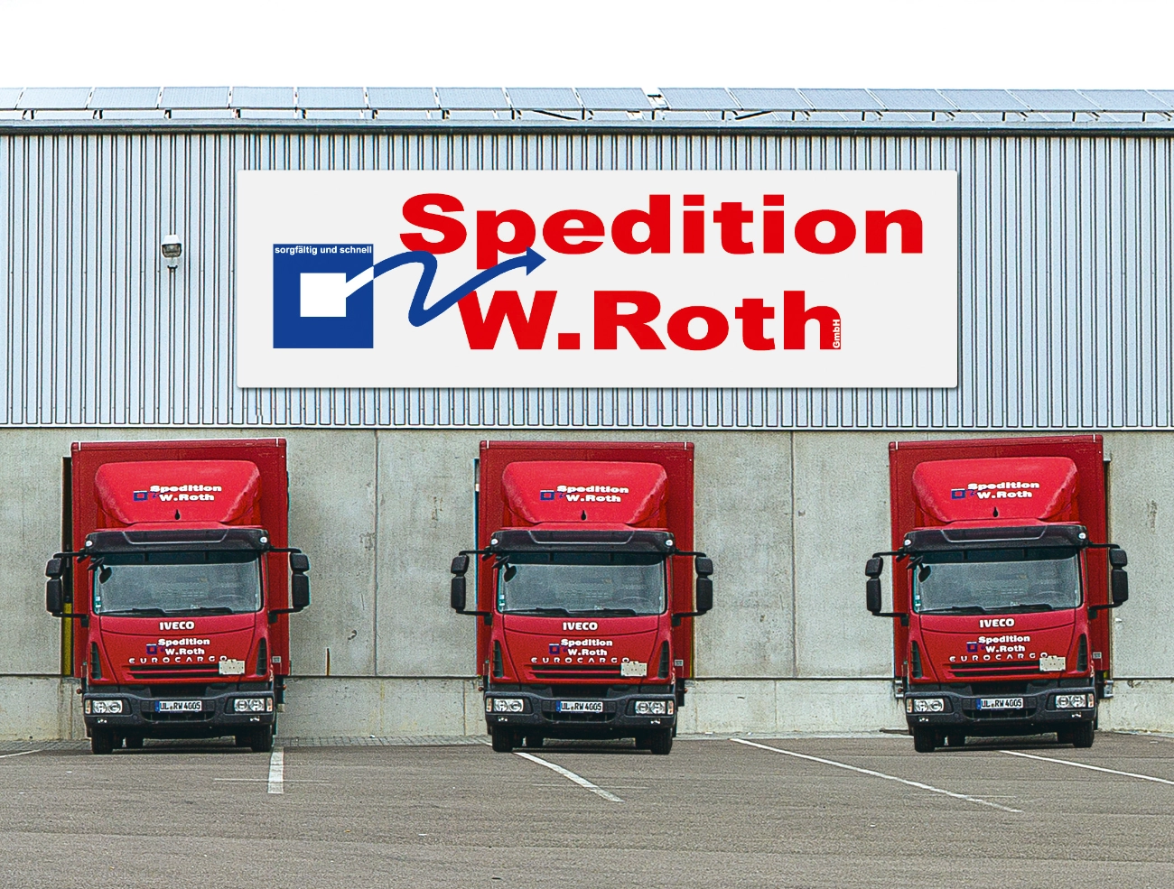 Halle mit Spedition W.Roth GmbH Logo.