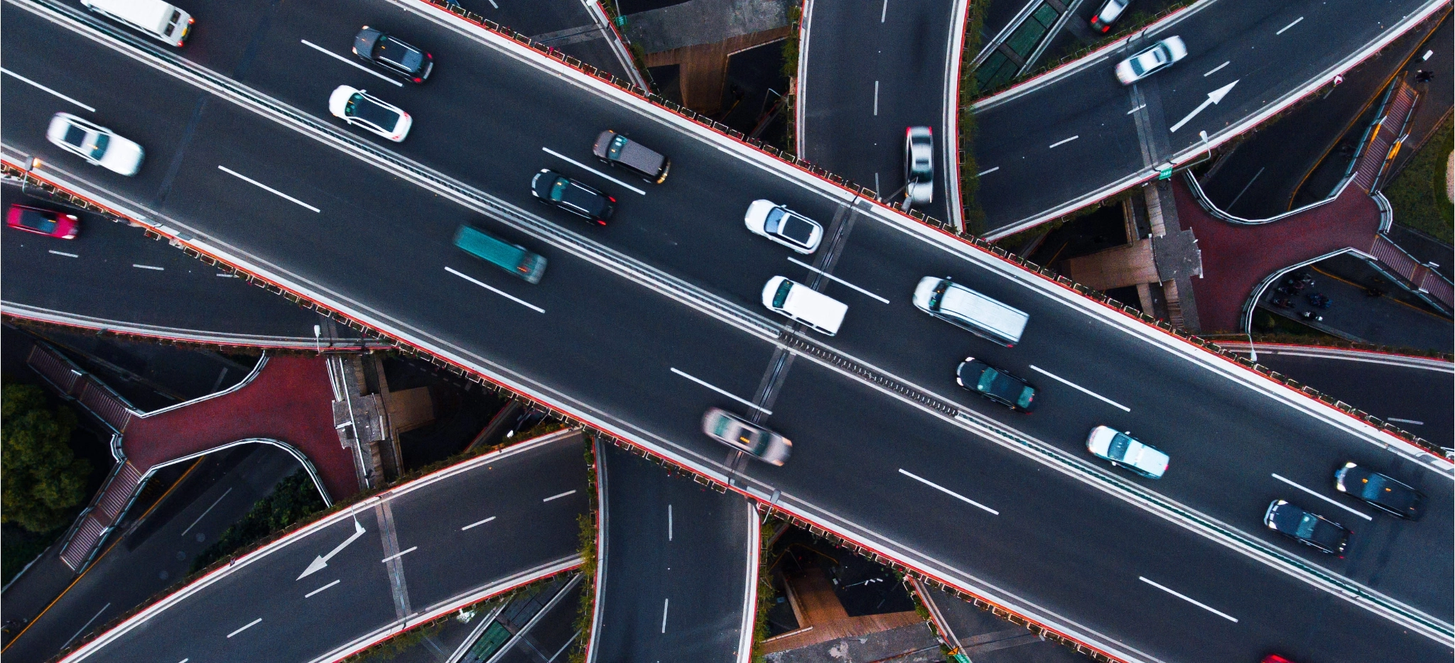 Stark befahrenes Autobahnkreuz aus der Luft.
