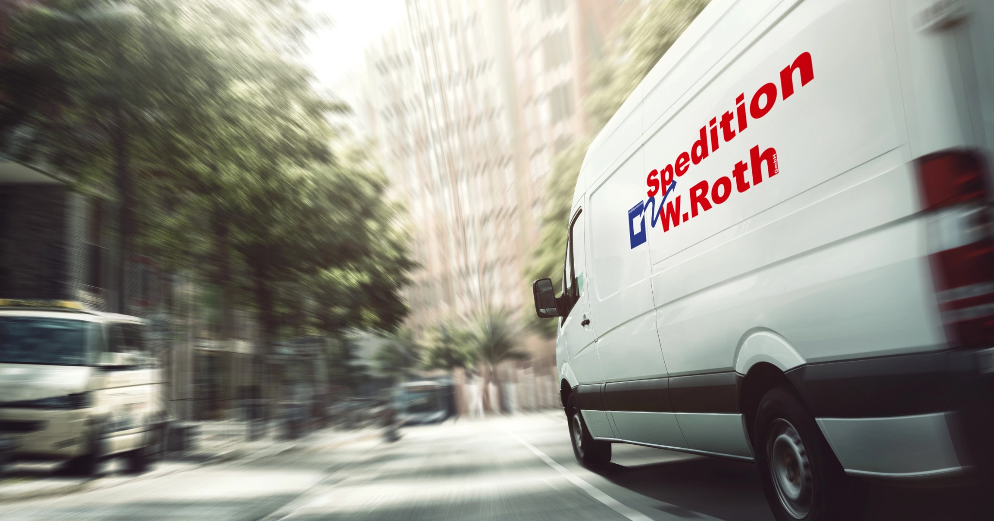 Ein Fahrzeug der Spedition W.Roth GmbH bei einer Auslieferungsfahrt.